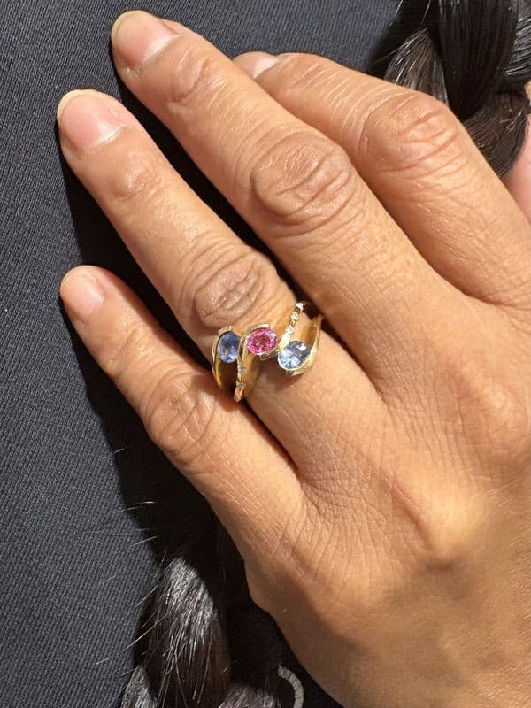 BAGUE SAPHIRS ROSE, BLEUS ET DIAMANTS — vue 2