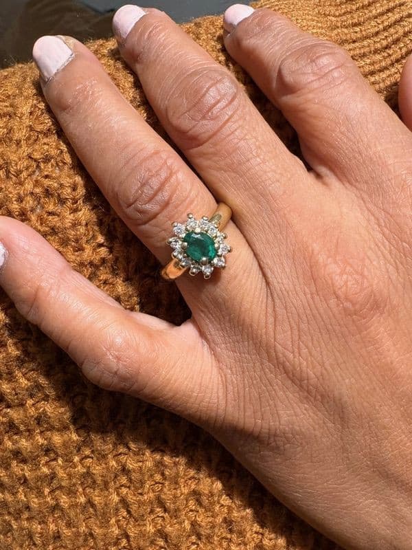 BAGUE MARGUERITE ÉMERAUDE ET DIAMANTS — vue 2