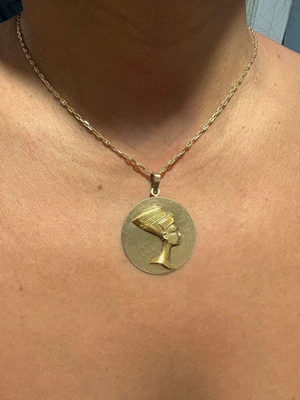 PENDENTIF NEFERTITI MODERNE — vue 2