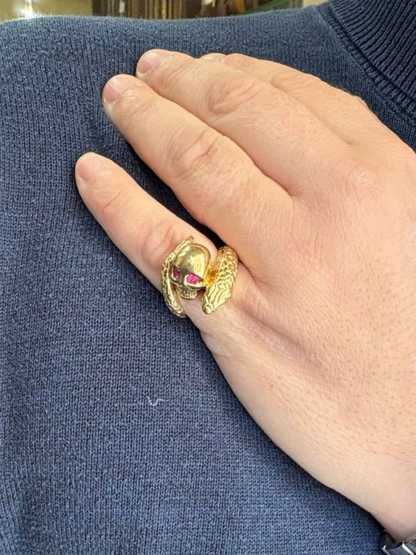 BAGUE MODERNE SERPENT RUBIS — vue 2