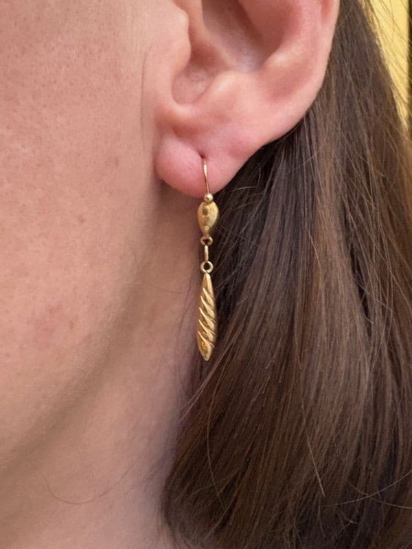 BOUCLES D'OREILLES PENDANTES ANCIENNES — vue 2