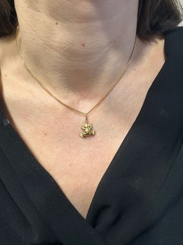 PENDENTIF MODERNE GRENOUILLE — vue 2