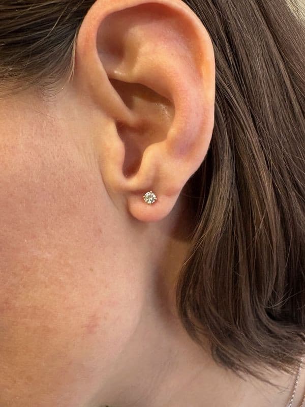 BOUCLES D'OREILLES CLOUS DIAMANTS — vue 2