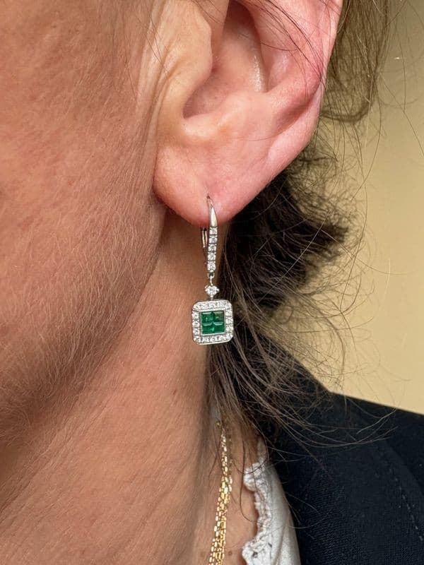 BOUCLES D'OREILLES PENDANTES ÉMERAUDES ET DIAMANTS — vue 2