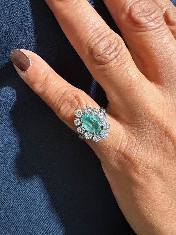 BAGUE MARGUERITE ÉMERAUDE ET DIAMANTS — vue 2