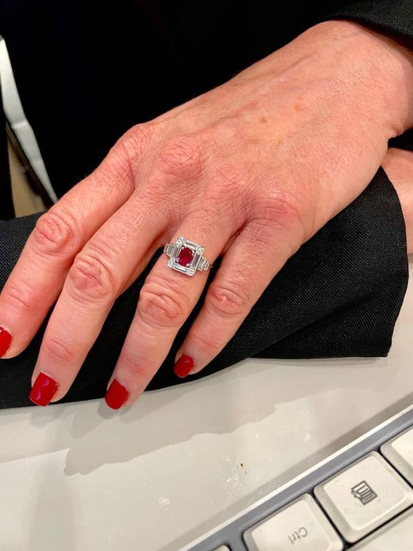 BAGUE ART DÉCO RUBIS BIRMAN ET DIAMANTS — vue 2