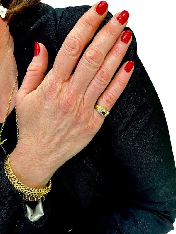 BAGUE MODERNE RUBIS ET DIAMANTS — vue 2