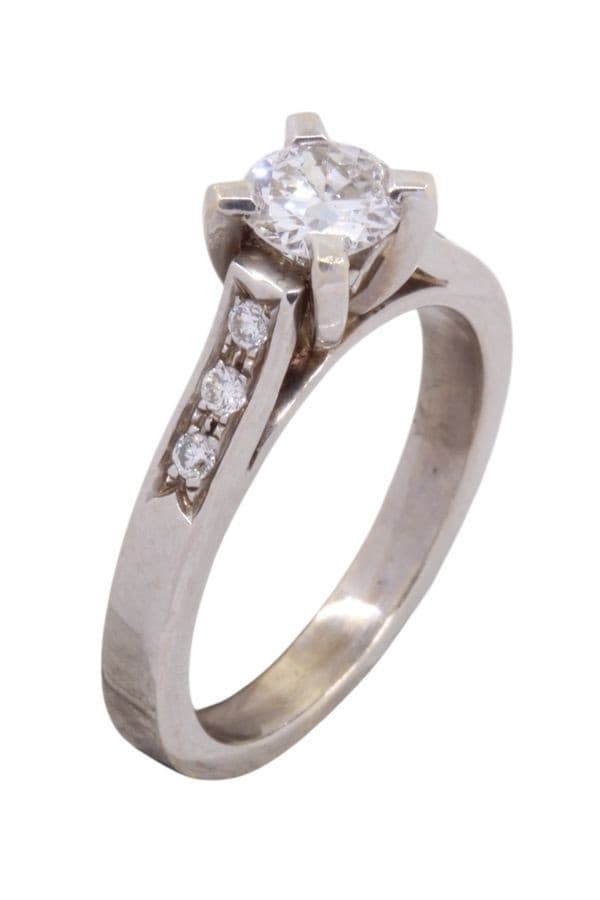 BAGUE DIAMANTS STYLE SOLITAIRE — vue 3