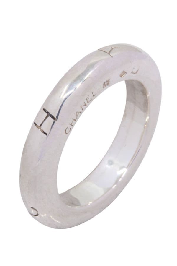 BAGUE CHANEL LOGO — vue 3