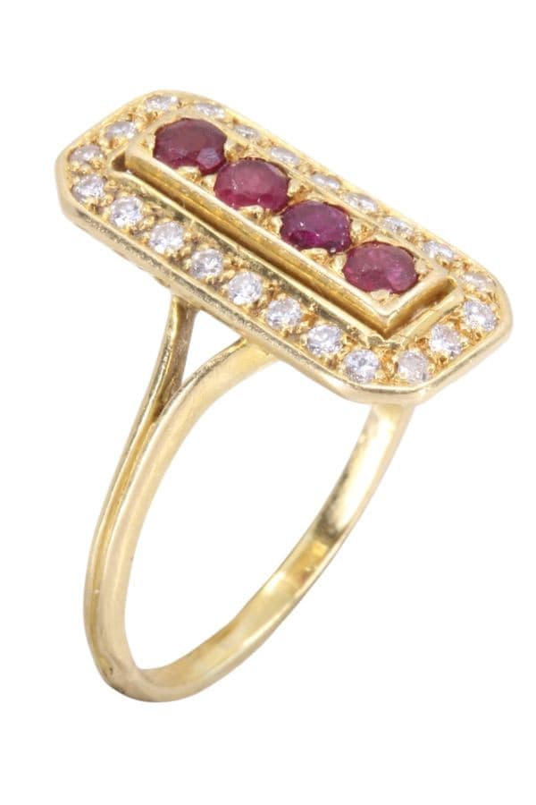 BAGUE RUBIS ENTOURAGE DIAMANTS — vue 3