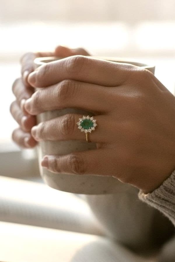 BAGUE MARGUERITE ÉMERAUDE ET DIAMANTS — vue 2