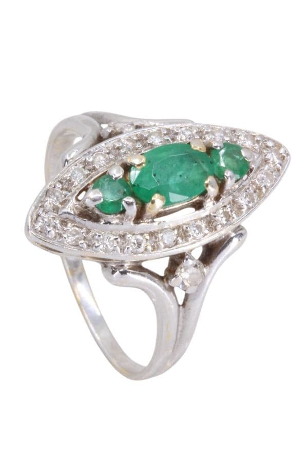 MARQUISE MODERNE ÉMERAUDES ET DIAMANTS — vue 4