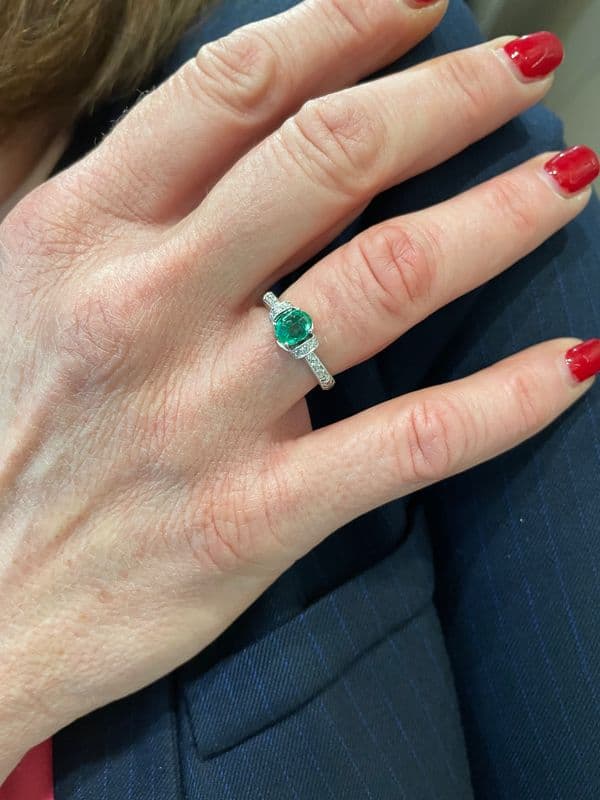 BAGUE MODERNE EMERAUDE — vue 2