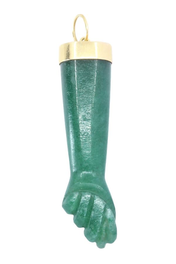PENDENTIF "MANO FIGA" EN JADE — vue 1