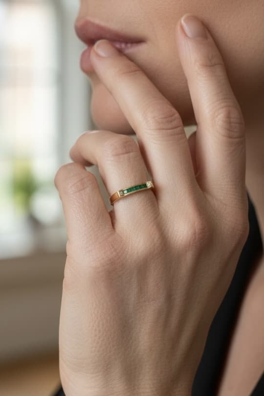 BAGUE MODERNE ÉMERAUDES ET DIAMANTS — vue 2
