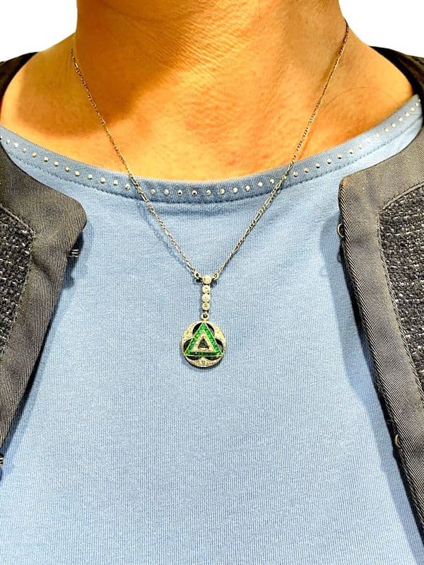 COLLIER ART-DÉCO MAÇONNIQUE ÉMERAUDES ET DIAMANTS — vue 2