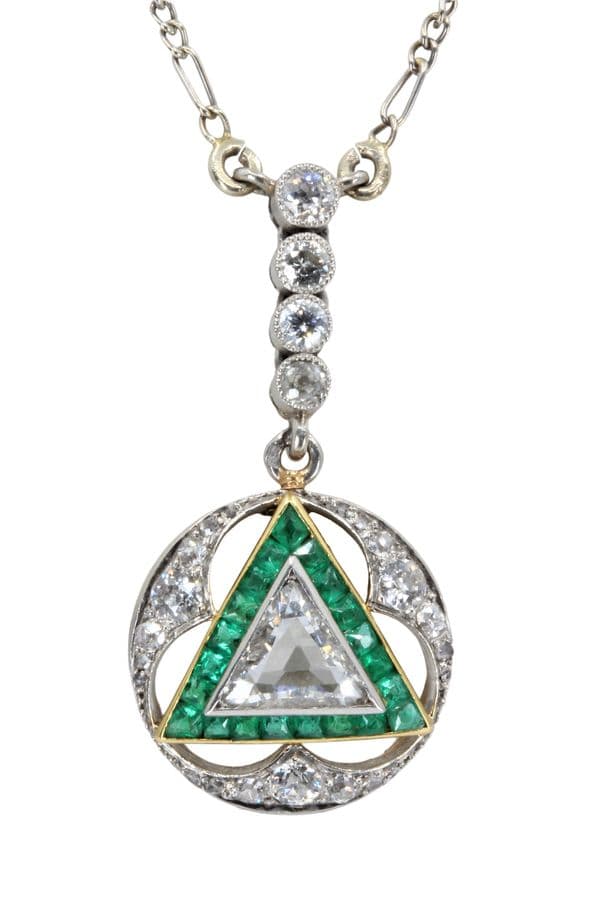 COLLIER ART-DÉCO MAÇONNIQUE ÉMERAUDES ET DIAMANTS — vue 3