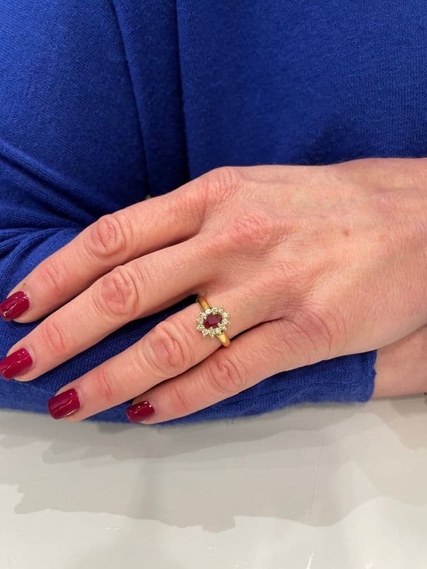 BAGUE MARGUERITE RUBIS ET DIAMANTS — vue 2