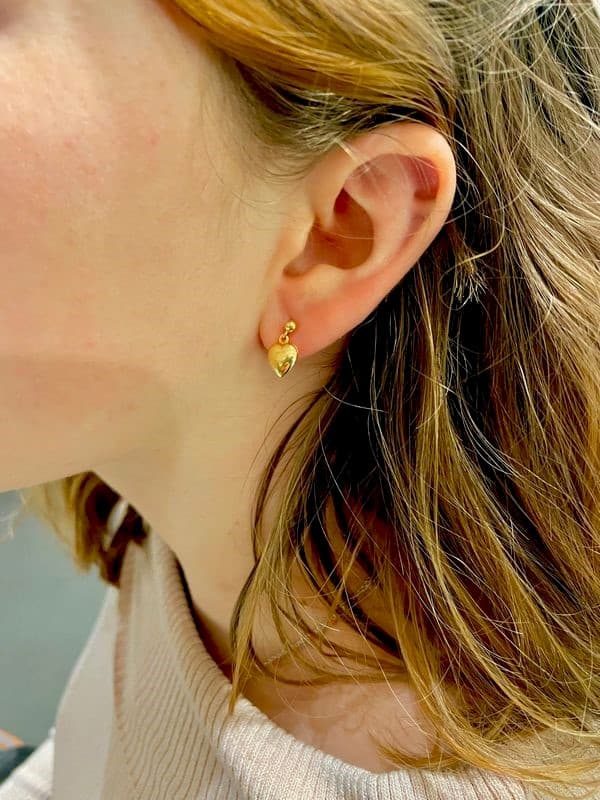 BOUCLES D'OREILLES PENDANTES COEURS — vue 2
