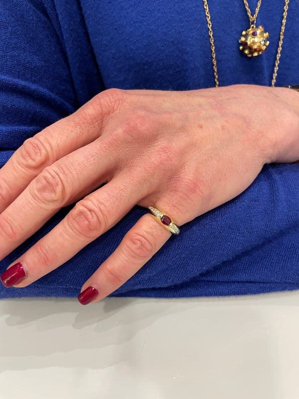 BAGUE MODERNE RUBIS ET DIAMANTS — vue 2
