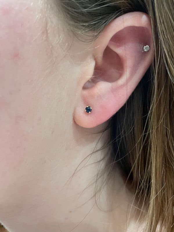 BOUCLES D'OREILLES CLOUS SAPHIRS — vue 2