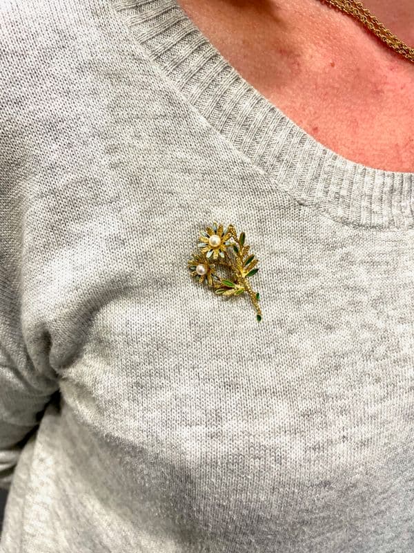 BROCHE FLORAL ÉMAIL ET PERLES — vue 2