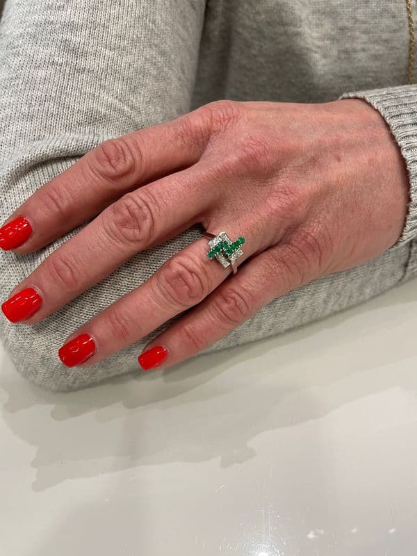 BAGUE MODERNE ÉMERAUDES ET DIAMANTS — vue 2