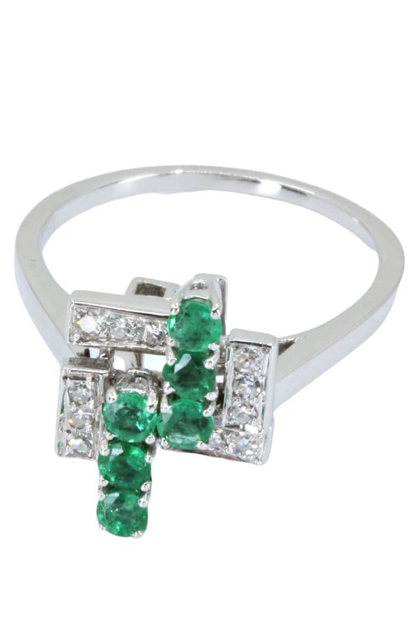 BAGUE MODERNE ÉMERAUDES ET DIAMANTS — vue 3
