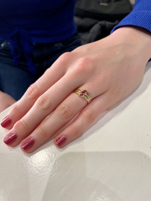 BAGUE MODERNE RUBIS ET DIAMANTS — vue 2