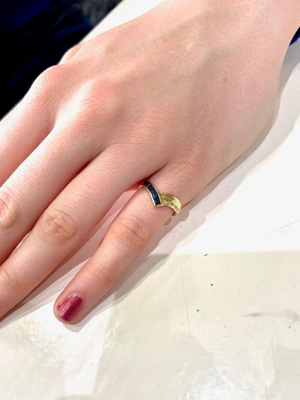 BAGUE MODERNE SAPHIRS ET DIAMANTS — vue 2