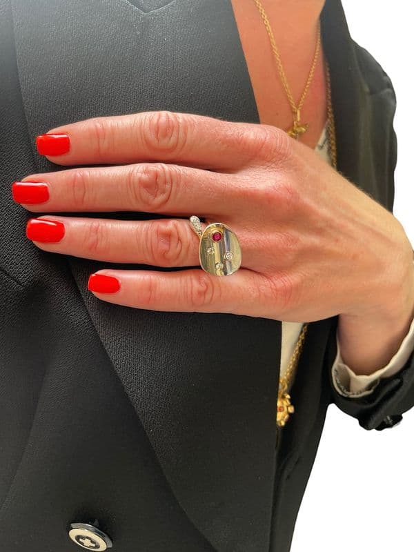 BAGUE DE CRÉATEUR RUBIS ET DIAMANTS — vue 2