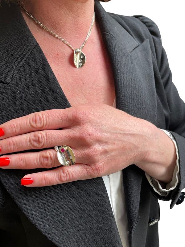 BAGUE DE CRÉATEUR RUBIS ET DIAMANTS — vue 3