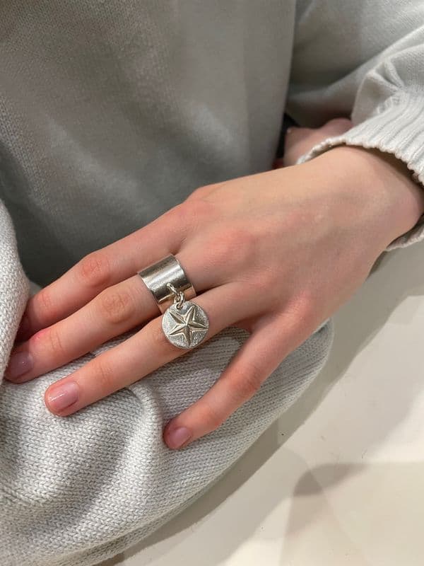 BAGUE MÉDAILLE STAR SIGNÉE MARC DELOCHE — vue 2