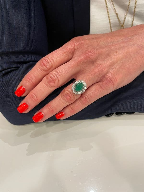 BAGUE MARGUERITE ÉMERAUDE ET DIAMANTS — vue 2