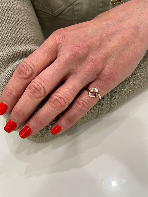BAGUE RUBIS PERLE ET DIAMANTS ART NOUVEAU — vue 2