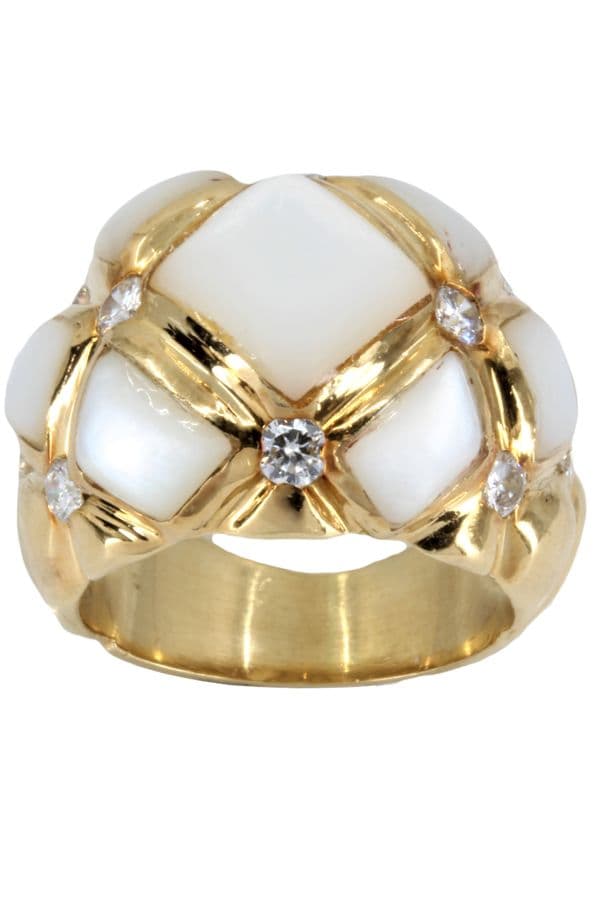 BAGUE MODERNE NACRE ET DIAMANTS — vue 1