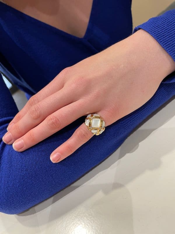 BAGUE MODERNE NACRE ET DIAMANTS — vue 2