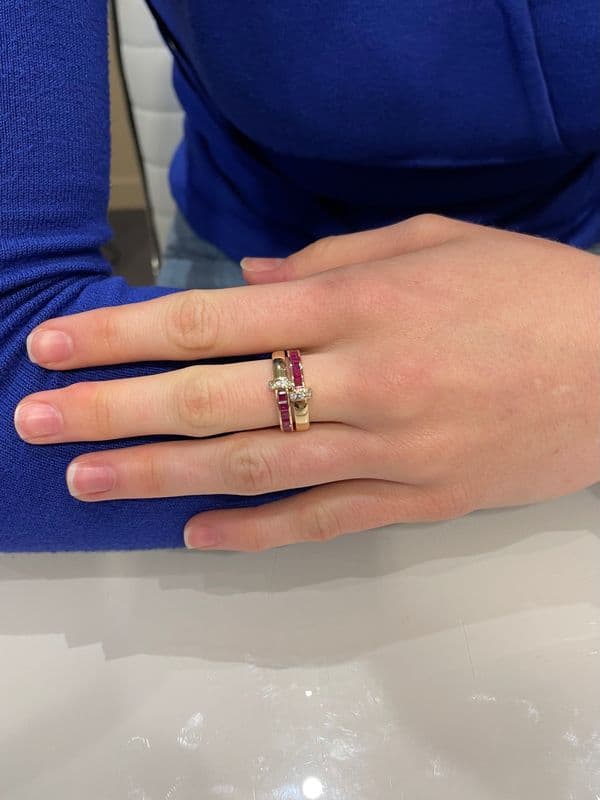 BAGUE MODERNE RUBIS ET DIAMANTS — vue 2