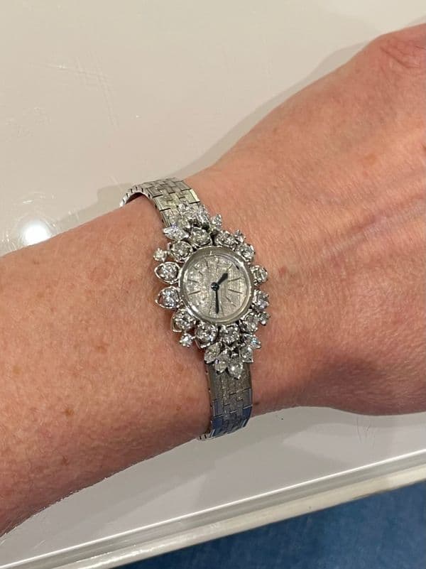 MONTRE BIJOU LECOULTRE OR BLANC ET DIAMANTS — vue 2