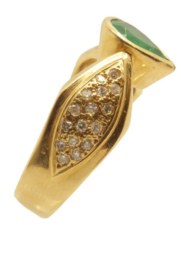 BAGUE MODERNE ÉMERAUDE ET DIAMANTS — vue 5