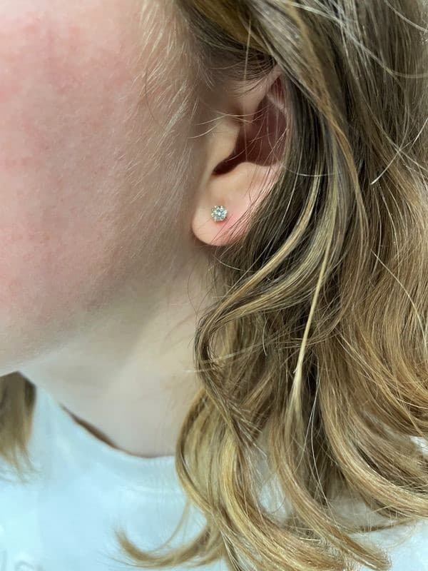 BOUCLES D'OREILLES CLOUS DIAMANTS — vue 2