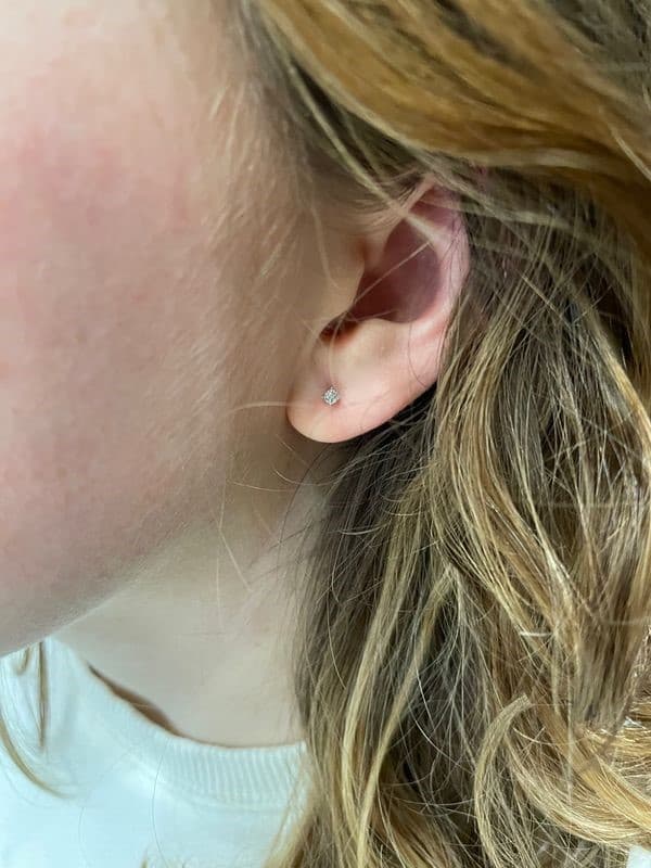BOUCLES D'OREILLES CLOUS DIAMANTS — vue 2