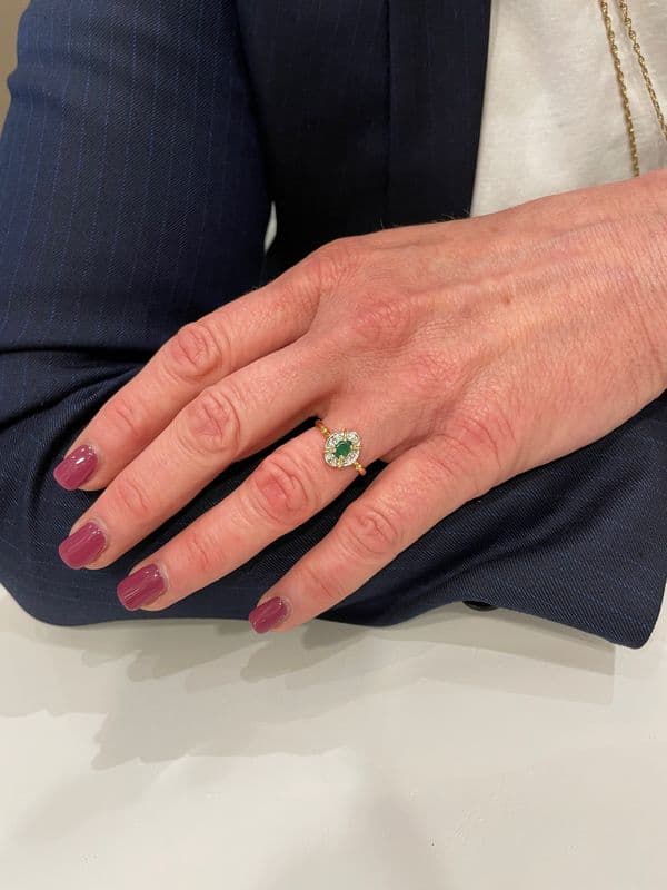 BAGUE MODERNE ÉMERAUDE ET DIAMANTS — vue 2