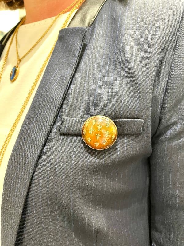 BROCHE ANCIENNE AMBRE FLEUR DE LYS — vue 2