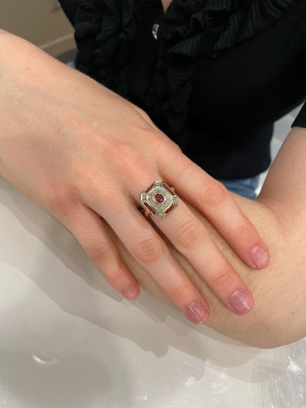 BAGUE MODERNE RUBIS ET DIAMANTS — vue 2