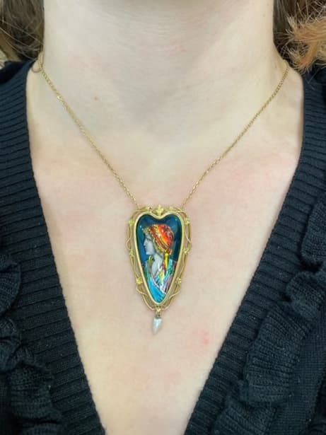 COLLIER ANCIEN ÉMAIL DE LIMOGES ET NACRE — vue 2
