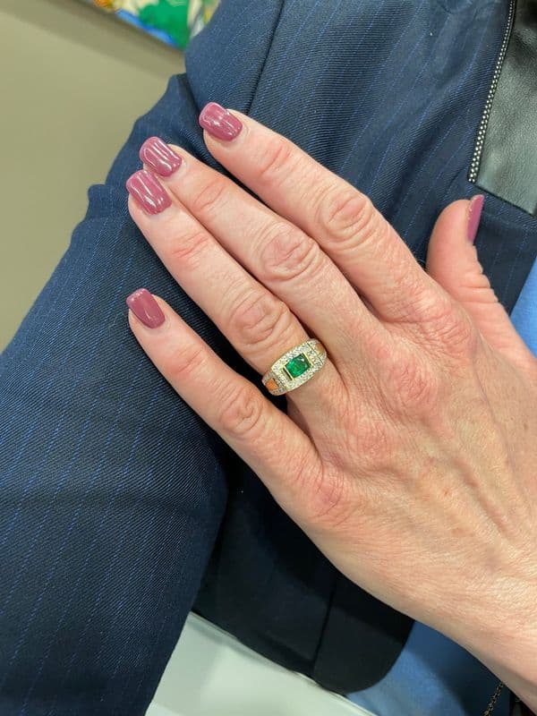 BAGUE MODERNE ÉMERAUDE ET DIAMANTS — vue 2
