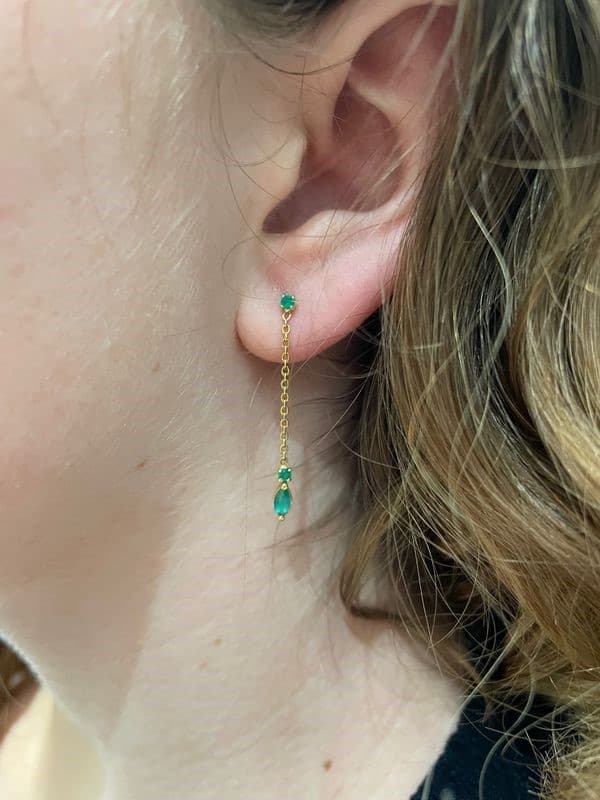 BOUCLES D'OREILLES PENDANTES ÉMERAUDES — vue 2
