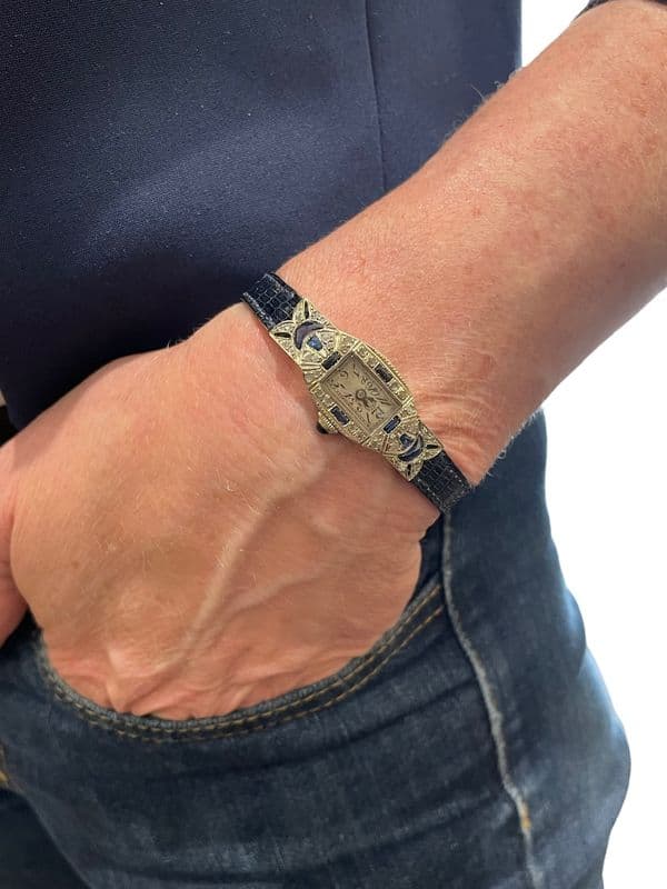 MONTRE ART-DÉCO SAPHIRS ET DIAMANTS — vue 2