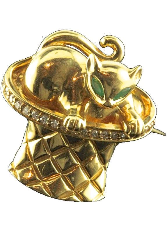 BROCHE CHAT DANS UN CHAPEAU ÉMERAUDES ET DIAMANTS — vue 1